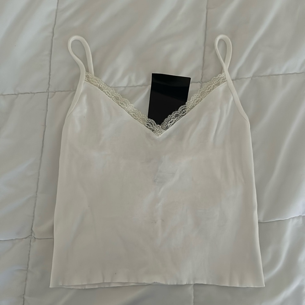 BRANDY MELVILLE LACE CROP TOP